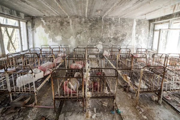 Verlaten kleuterschool in Tsjernobyl uitsluiting Zone. Verloren speelgoed, een kapotte pop. Sfeer van angst en eenzaamheid. Oekraïne, spookstad Pripyat. — Stockfoto