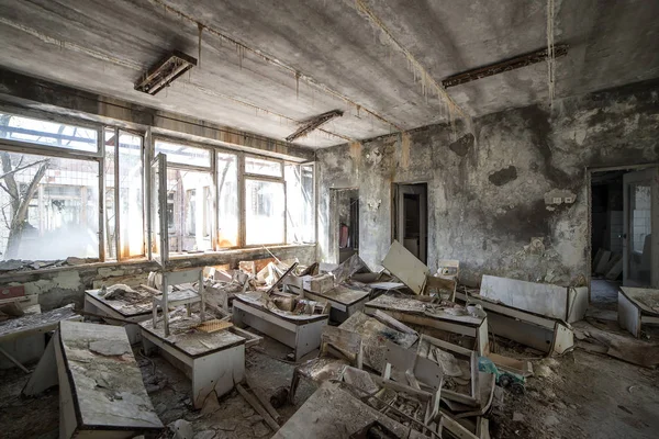 Jardín de infancia abandonado en la Zona de Exclusión de Chernobyl. Juguetes perdidos, una muñeca rota. Atmósfera de miedo y soledad. Ucrania, ciudad fantasma Pripyat . — Foto de Stock