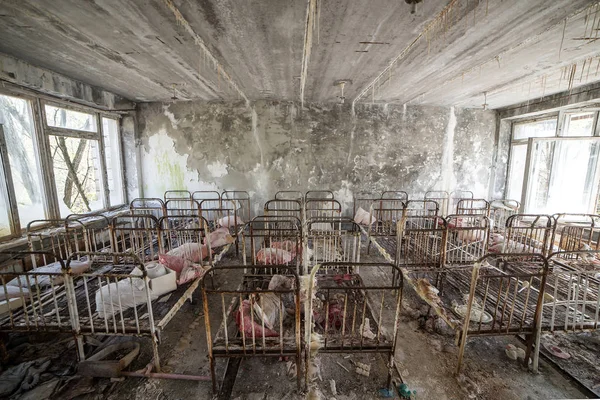 Çernobil dışlama bölge terk edilmiş anaokulunda. Kayıp oyuncakları, kırık bir bebek. Atmosfer korku ve yalnızlık. Ukrayna, hayalet kasaba Pripyat. — Stok fotoğraf