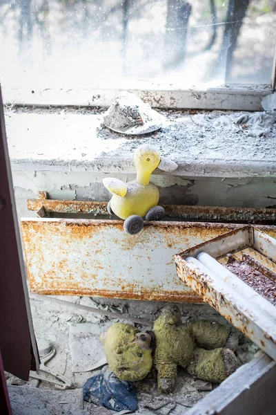 Çernobil dışlama bölge terk edilmiş anaokulunda. Kayıp oyuncakları, kırık bir bebek. Atmosfer korku ve yalnızlık. Ukrayna, hayalet kasaba Pripyat.