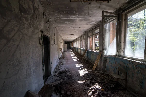 Corridor of abandoned middle school in Pripyat city in Chernobyl Exclusion Zone, Ukraine — Stock Photo, Image