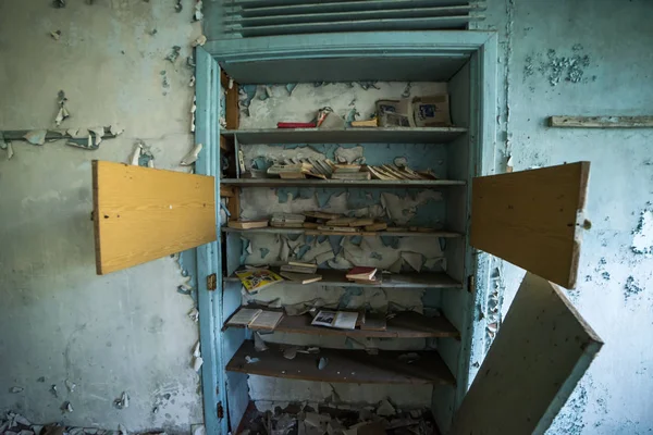 Escuela en Ciudad Fantasma de Pripyat, zona de exclusión de Chernobyl. Catástrofe nuclear — Foto de Stock