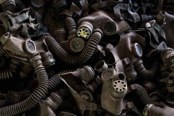 Máscaras de gas en el suelo del comedor - escuela primaria, Pripyat, zona de exclusión de Chernobyl — Foto de Stock