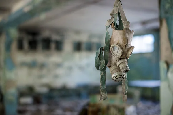 Gas maskers in de middenschool in Pripyat, Chernobyl exclusieve zone. Nucleaire ramp — Stockfoto