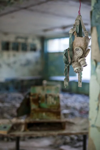 Gas maskers in de middenschool in Pripyat, Chernobyl exclusieve zone. Nucleaire ramp — Stockfoto