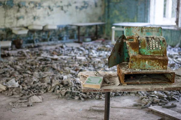 Gas maskers in de middenschool in Pripyat, Chernobyl exclusieve zone. Nucleaire ramp — Stockfoto