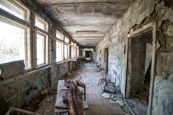 Corridor of abandoned middle school in Pripyat city in Chernobyl Exclusion Zone, Ukraine — Stock Photo, Image