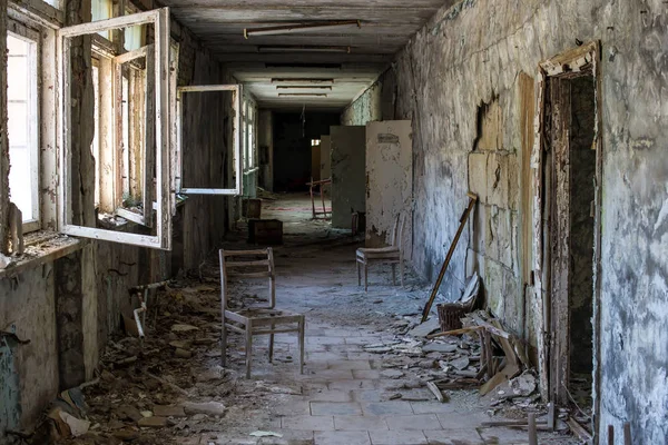 Corridor of abandoned middle school in Pripyat city in Chernobyl Exclusion Zone, Ukraine — Stock Photo, Image