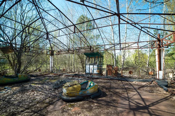 Former amusement park with bumper cars in Pripyat, the ghost town in the Chernobyl Exclusion Zone which was established after the nuclear disaster — Stock Photo, Image