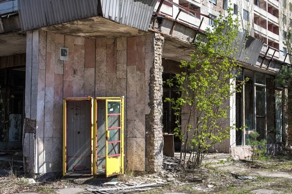 Um edifício abandonado em Pripyat, a zona de Chernobyl, Chernobyl, zona de exclusão, cidade fantasma, Ucrânia — Fotografia de Stock