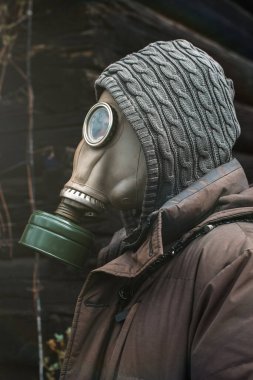 Gaz maskeli bir adamın portresi. Karantina sırasında panik. Coronavirus pandemia konsepti. Gaz maskeli sapık, Çernobil Yasak Bölge