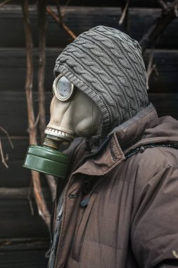 Gaz maskeli bir adamın portresi. Karantina sırasında panik. Coronavirus pandemia konsepti. Gaz maskeli sapık, Çernobil Yasak Bölge