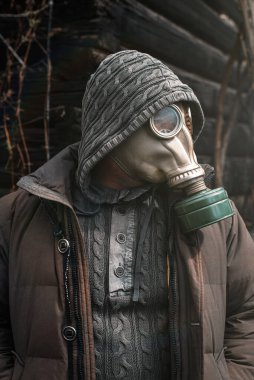Gaz maskeli bir adamın portresi. Karantina sırasında panik. Coronavirus pandemia konsepti. Gaz maskeli sapık, Çernobil Yasak Bölge