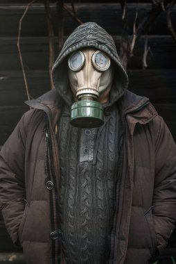 Gaz maskeli bir adamın portresi. Karantina sırasında panik. Coronavirus pandemia konsepti. Gaz maskeli sapık, Çernobil Yasak Bölge