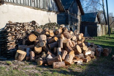 Kalorifer için odun. Soba için odun deposu. Odunlar istiflendi ve kış için odun yığınları hazırlandı.