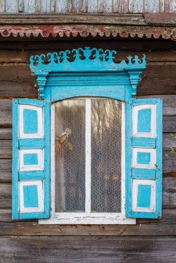 Çernobil sınırlama bölgesindeki eski ahşap ev penceresi.