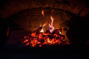 Köy ocağı yakacak odun ve ateş. Geleneksel fırının içinde yanan odun