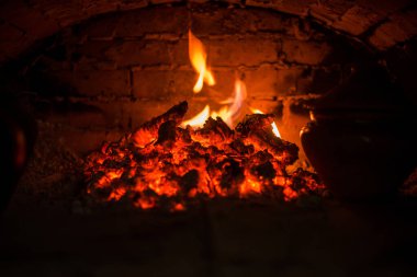 Köy ocağı yakacak odun ve ateş. Geleneksel fırının içinde yanan odun