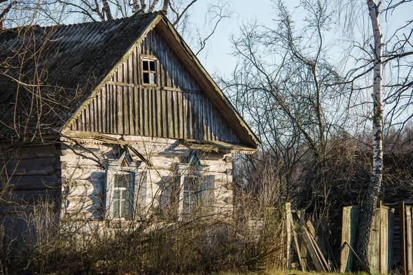 Casa Madeira Abandonada Uma Aldeia Morta Zona Exclusão Chernobyl — Fotografia de Stock