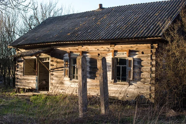 チェルノブイリの排他地帯の死んだ村の木造家屋を放棄しました — ストック写真