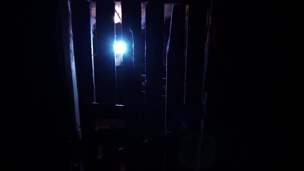 Männersilhouette in einem verlassenen Raum — Stockvideo