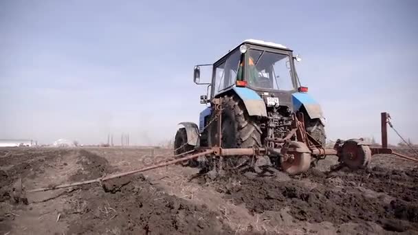 Przygotowanie gleby do uprawy przez ciągnik. — Wideo stockowe
