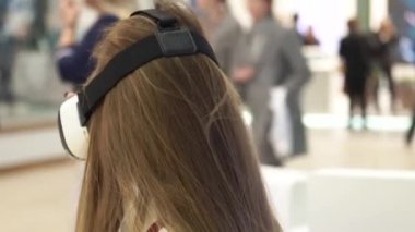 teknoloji, sanal gerçeklik, eğlence ve insanlar kavramı - sanal gerçeklik kulaklık veya evde oyun oynarken ve görünmez bir şey dokunmak 3d gözlük ile mutlu genç kadın