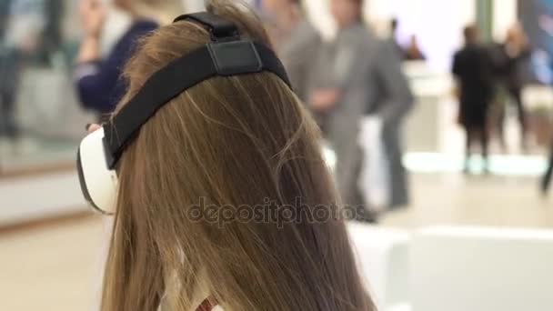 Tecnología, realidad virtual, entretenimiento y concepto de personas - mujer joven feliz con auriculares de realidad virtual o gafas 3D jugando juego en casa y tocando algo invisible — Vídeo de stock