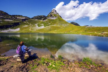 Kaybeden dağ gölü Augstsee Avusturya Alpleri'nde manzarayı uzun yürüyüşe çıkan kimse
