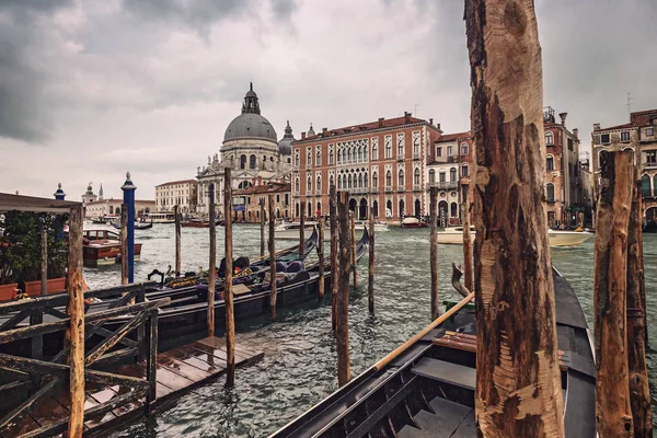 Santa Maria della Salute, großartiger Blick auf den Kanal mit Gondeln um einen hölzernen Pier an einem regnerischen Herbsttag, Venedig, Italien — Stockfoto