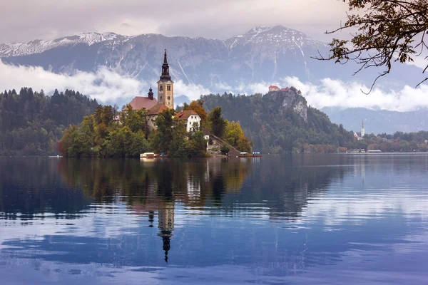 Adada Lake Bled içinde tarihi kilisenin sonbahar görünümü