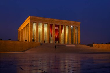 Mustafa Kemal Atatürk ün Türbesi gece Ankara'da Türk bayrağı ile