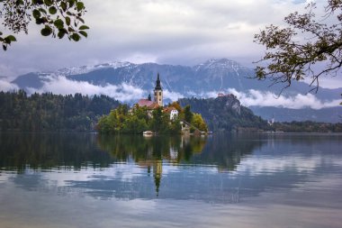Adada Lake Bled içinde kar önce tarihi kilisenin sonbahar görünümü Alps bulutların altında kepli