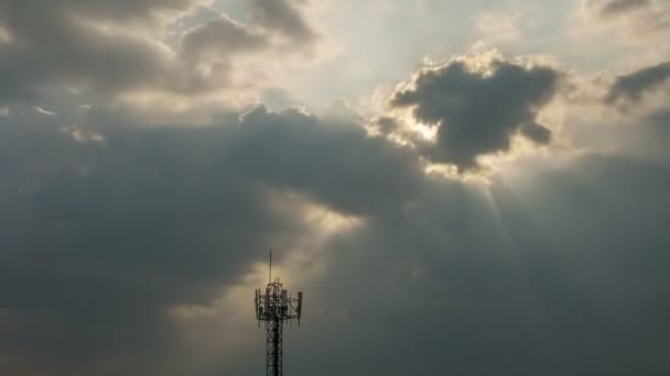 Kommunikationsturm und Zeitraffer der Sonne hinter der Wolke — Stockvideo