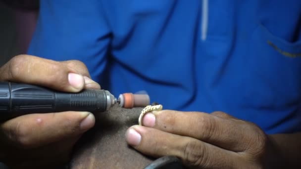 Video en cámara lenta, Goldsmith está puliendo un anillo de oro o plata — Vídeos de Stock