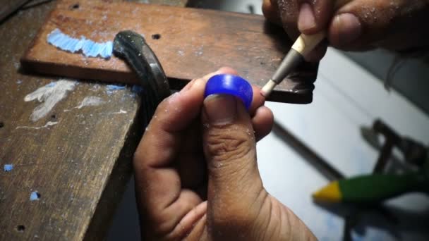 Herrero de oro haciendo un molde de cera de anillo, joyería haciendo modelo de cera de limpieza . — Vídeo de stock