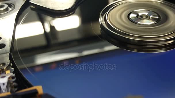 Spinning Disk Drive Mit Stiftkopf Lesegerät Zum Lesen Oder Schreiben — Stockvideo