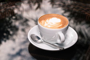 Arka planda bir fincan kahve..