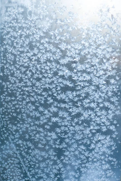 Padrões gelados em vidro no inverno — Fotografia de Stock