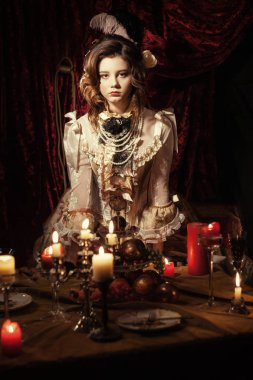 Rokoko tarzı giyinmiş kız