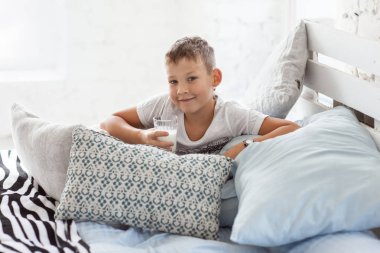 Süt ile sekiz yaşında çocuk