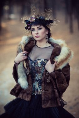 kürk sonbahar orman peri kız portresi