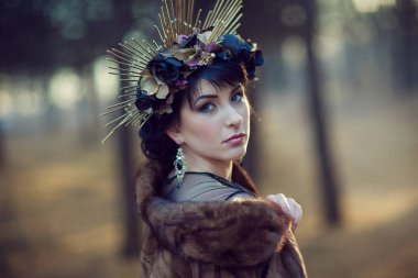 kürk sonbahar orman peri kız portresi