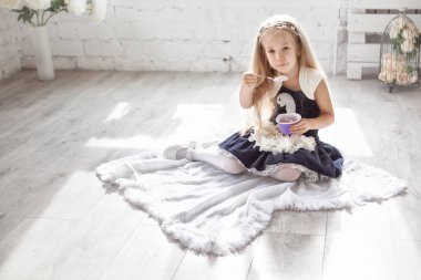 Bir bardak süt ürünü olan kız