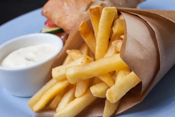 patates kızartması bir kağıt torba