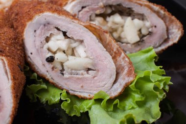 et marul yaprağı üzerinde rulo