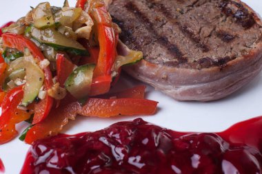 Beyaz arka plan üzerinde soslu ızgara et