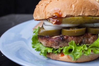 sandviç pirzola, salatalık turşusu ve yaprak marul