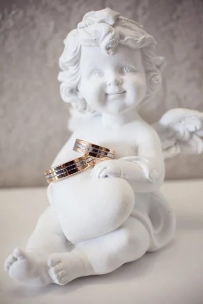 Figurina de um anjo com anéis — Fotografia de Stock