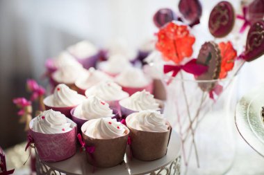 bir plaka üzerinde beyaz top kek